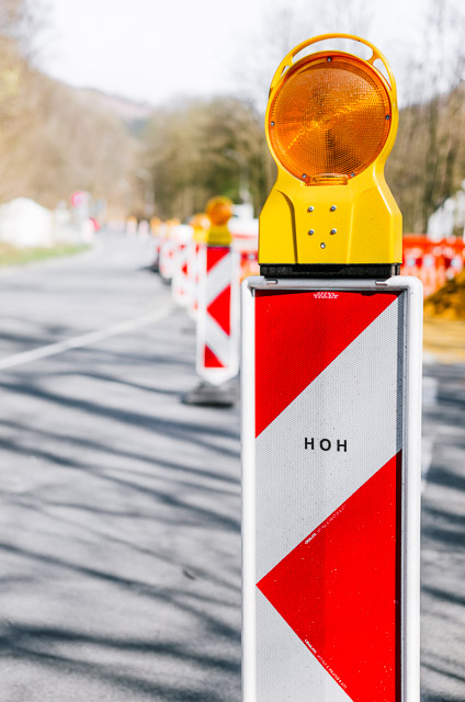 Detailaufnahme Versichersabsicherungselement mit Leuchte. Schriftzzug HOH