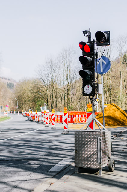 Lichtsignalanglage vor Baustellenabsicherungselementen