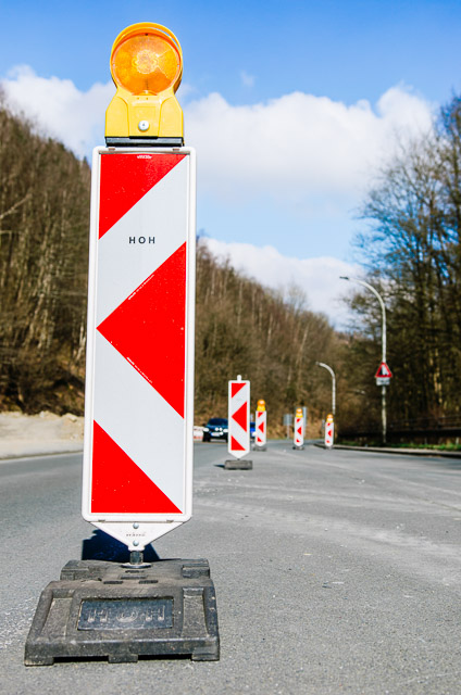 Verkehrsabsicherungselement vor blauem Himmel