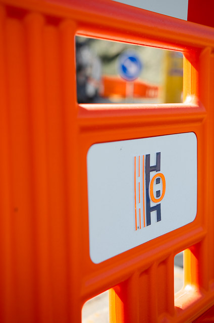 Baustellenabsicherungs-Zaun in Orange, mit Logo der Hoh Verkehrstechnik