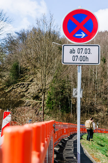 Parkverbotsbeschilderung vor orangenem Verkehrsabsicherungselement