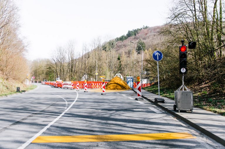 Verkehrsabsicherung vor Baustelle mit Lichtsignalanlage